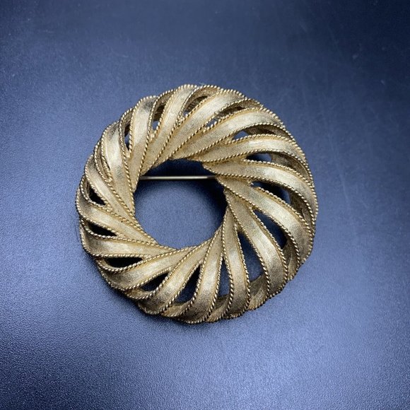 Boucher Round Brooch Pin Gold Tone Textured 3D Look Classic Signed Vintage - Picture 2 of 6